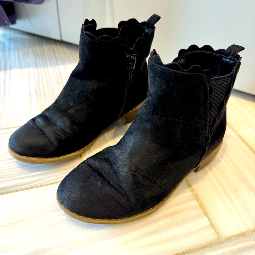 Gap girls Black Suede Scalloped Bootie size 11